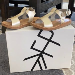 Freshly Picked platinum Malibu sandal size 8